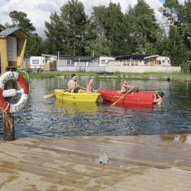Badedam med to båter ute på vannet